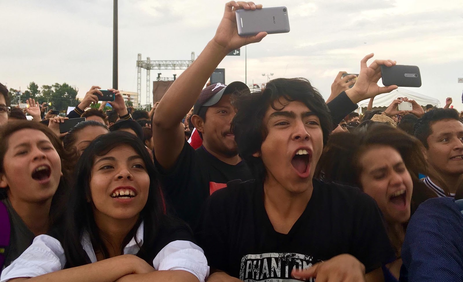 Miles de jóvenes en el Concierto 43 voces por Ayotzinapa, a 23 meses de la desaparición de los normalistas