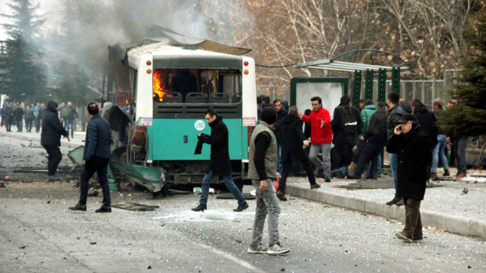 Un coche bomba explota junto a un bus con militares en el centro de Turquía