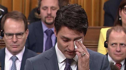 En larmes, Justin Trudeau s’excuse auprès des homosexuels victimes de discriminations