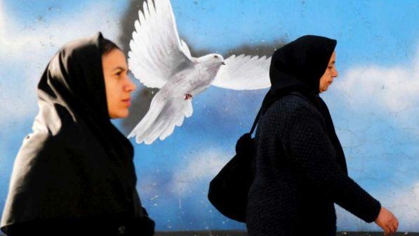 Teheran, niente più arresto per le donne che violano le regole dellʼabito
