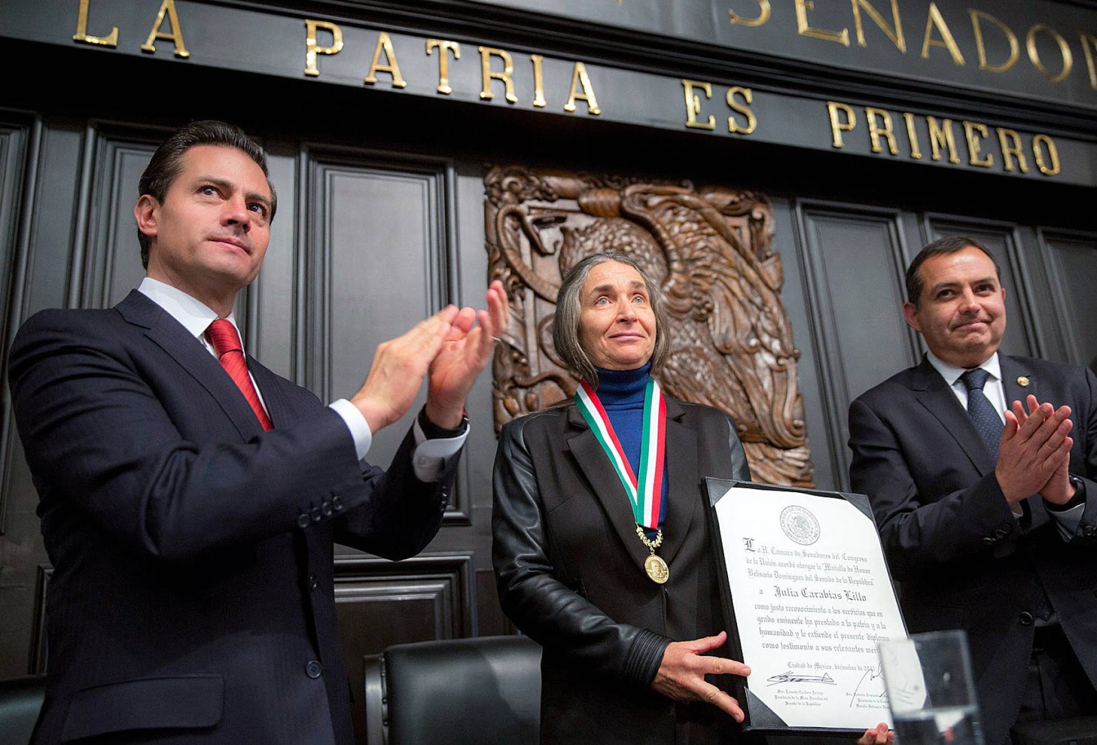 Una mujer recibe la máxima condecoración de México por primera vez desde 1996