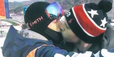 Il bacio olimpico di Gus Kenworthy e il fidanzato Matt in diretta è il “solo modo per sconfiggere l’omofobia”