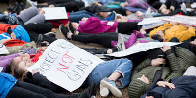 Des adolescents manifestent contre les armes à feu devant la Maison-Blanche