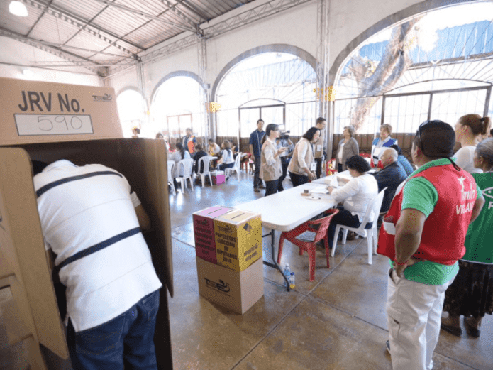 El Salvador cierra elección legislativa clave para el gobierno