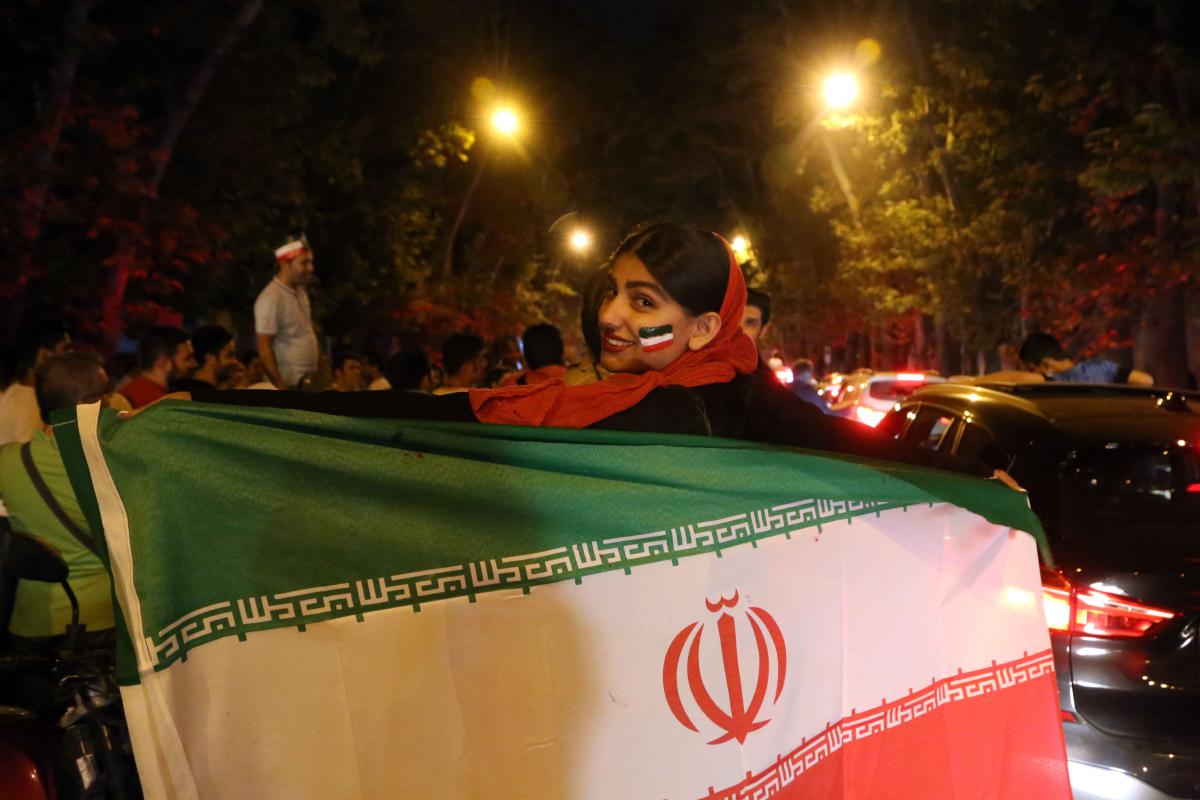 Irán permite a mujeres y hombres ver juntos en lugares públicos los partidos de la Copa del Mundo