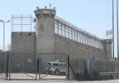 Sommossa del detenuti palestinesi nel carcere di Ofer, 150 feriti