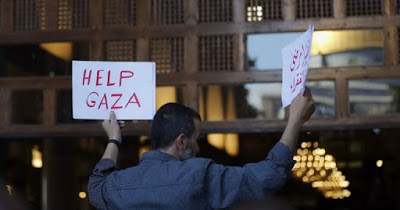 Gaza, militari israeliani uccidono tre palestinesi al confine. In serata lanciati razzi dalla Striscia, ma Hamas nega coinvolgimento