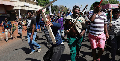 Le violenze in Sudafrica contro gli stranieri che “rubano il lavoro”